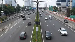 Kendaraan melintasi jalur tol dalam kota dan Jalan Gatot Soebroto di Jakarta, Selasa (1/5). Peringatan Hari Buruh menyebabkan lalu lintas di sejumlah ruas jalan Ibukota menjadi lebih lengang dibanding hari biasa. (Liputan6.com/Immanuel Antonius)