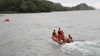 Tim penyelamat mencari korban hilang KM Sinar Bangun yang tenggelam di Danau Toba, Sumatera Utara, Selasa (19/6). Diduga, penumpang KM Sinar Bangun saat tenggelam berjumlah 80 orang. (AFP Photo/Lazuardy Fahmi)