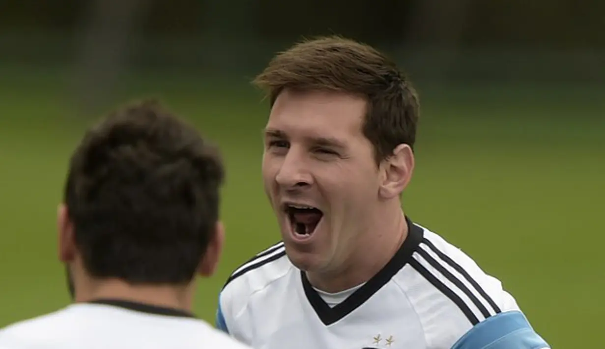 Lionel Messi menguap di samping rekan setimnya  saat sesi pelatihan di Vespasiano, Brasil (12/06/2014), (AFP PHOTO/Juan Mabromata)
