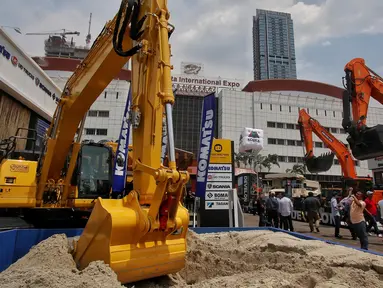 Pengunjung melihat produk kendaran alat berat pada pameran Mining Expo 2023 di JIExpo Kemayoran, Jakarta, Kamis (14/9/2023). (Liputan6.com/Angga Yuniar)