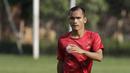 Pemain Persija Jakarta, Riko Simanjuntak, saat mengikuti sesi latihan jelang laga Liga 1 di Lapangan Sutasoma, Jakarta, Jumat (07/12). Persija akan berhadapan dengan Mitra Kukar. (Bola.com/M Iqbal Ichsan)