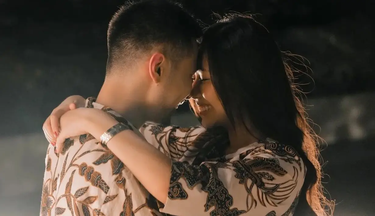 Dengan latar rumah kaca yang sudah dihiasi penuh bunga mawar bernuansa merah muda dan ungu, serta lampu untuk menambah kesan romantis, Jess No Limit tampak berlutut di satu kakinya, menyodorkan cincin ke Sisca Kohl. Menariknya lagi, keduanya mengenakan atasan batik.