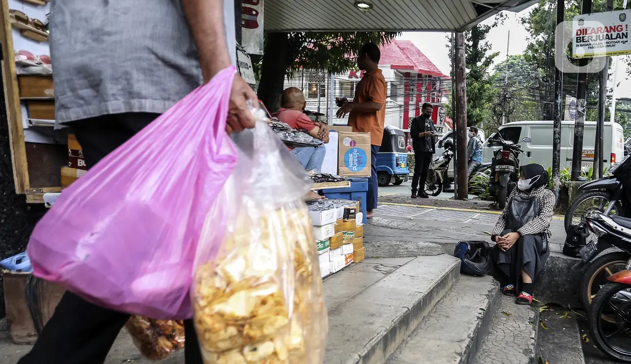 Aktivitas warga di kawasan Blok-M, Jakarta, Senin (14/3/2022). Menurut Jubir Pemerintah untuk Penanganan COVID-19 Reisa Broto Asmoro, peralihan pandemi ke endemi tak bisa lepas dari jumlah kasus harian dan angka kematian rendah serta tingkat keterisian RS. (Liputan6.com/Johan Tallo)