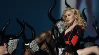  Madonna Merasa Dilindungi Malaikat Saat Jatuh di Panggung