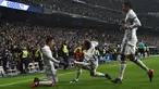 James Rodriguez (kiri) merayakan selebrasi bersama Luka Modric dan Raphael Varane usai mencetak gol ke duanya ke gawang Sevilla pada 16 besar Copa del Rey di Santiago Bernabeu, Spanyol (5/1). Madrid menang atas Sevilla 3-0. (AFP Photo/Gerard Julien)
