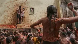 La Tomatina merupakan perang tomat di mana setiap peserta saling melemparkan tomat sebagai senjatanya. (AP Photo/Alberto Saiz)