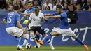 Pemain Prancis, Kylian Mbappe berusaha keluar dari kepungan para pemain Italia pada laga uji coba di Allianz Riviera stadium, Nice, (1/6/2018). Prancis menang 3-1. (AP/Claude Paris)