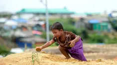 Seorang anak pengungsi Rohingya bermain pasir di Kamp Pengungsian Kutupalong, Ukhia, Bangladesh, Jumat (13/9/2019). Kamp ini adalah salah satu dari dua kamp pengungsian yang dikelola pemerintah di Cox's Bazar. (MUNIR UZ ZAMAN/AFP)