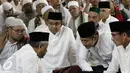 Pasangan Cagub DKI Jakarta No 3 Anies - Sandiaga, Cagub Agus Yudhoyono dan mantan Mendikbub M Nuh sedang berbincang di Masjid Istiqlal, Jakarta, Sabtu (11/2). (Liputan6.com/Herman Zakharia)