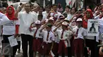 Mantan Menko Maritim, Rizal Ramli (kedua kiri) saat mengikuti upacara bendera peringati Hari Kemerdekaan ke 71 di RT 08 Bukit Duri, Manggarai, Jakarta Selatan, (17/8). Upacara dipimpin oleh Mantan Menko Maritim, Rizal Ramli .(Liputan6.com/Johan Tallo)