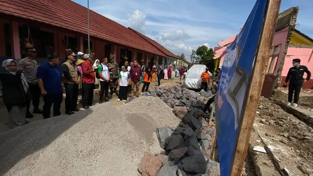 Pemerintah pusat mengapresiasi Yayasan Bakti Barito pembangunan dua sekolah di Desa Barusari, Kecamatan Pasirwangi, Kabupaten Garut, Jawa Barat, setelah musibah gempa September lalu. (Liputan6.com/Jayadi Supriadin)