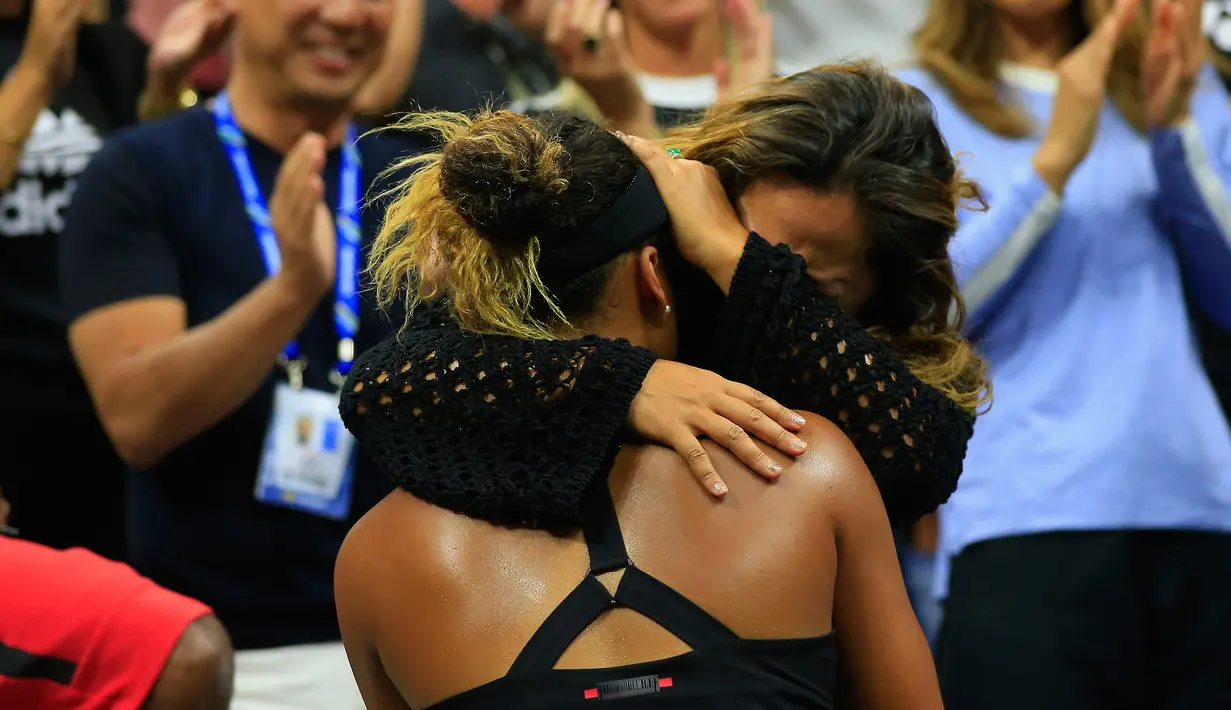 Petenis Jepang, Naomi Osaka merayakan kemenangannya atas petenis AS, Serena Williams pada partai final AS Terbuka di New York, Sabtu (8/9). Osaka menjadi kampiun AS Terbuka setelah mengalahkan Serena Williams, 6-2, 6-4. (CHRIS TROTMAN/GETTY IMAGES/AFP)