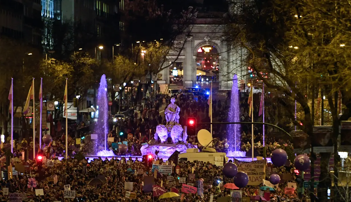 Ribuan orang berkumpul di jalan Alcala saat memperingati Hari Perempuan Internasional di Madrid (8/3). (AFP/Oscar Del Pozo)