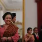 Ketum PDIP Megawati Soekarnoputri memberikan selamat kepada Kepala Badan Intelijen Negara (BIN) Budi Gunawan usai pelantikan di Istana Negara, Jakarta, (9/9). Budi Gunawan resmi menjadi Kepala BIN menggantikan Sutiyoso. (Liputan6.com/Faizal Fanani)