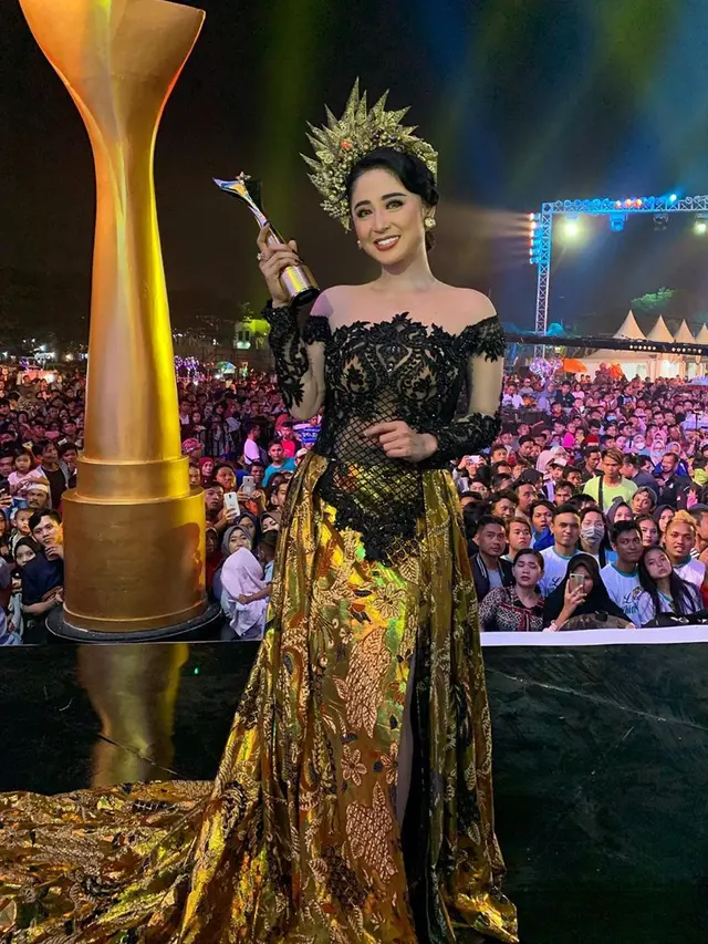 Siap Gelar Konser 17 Tahun Berkarier, Ini 6 Gaya Panggung Dewi Perssik