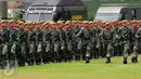 Personil TNI bersiap mengikuti Apel Bersama Satuan Jajaran Kodam Jaya di Makodam Jaya, Jakarta, Kamis (17/9/2015). Apel diiringi serah terima jabatan Pangdam Jaya dari Letjen TNI Agus Sutomo ke Mayjen Teddy Lhaksmana WK. (Liputan6.com/Helmi Fithriansyah)