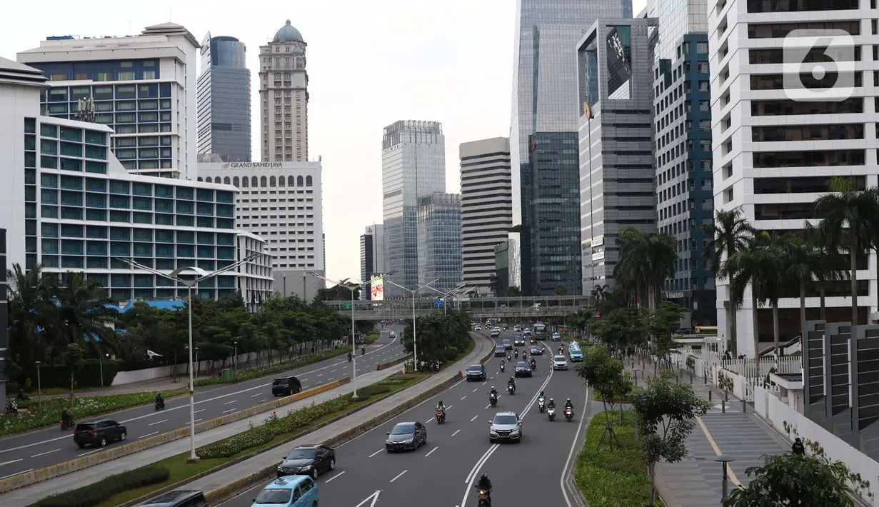 Pengendara melintasi ruas jalan Jenderal Sudirman, Jakarta, Kamis (26/3/2020). Sejak pemerintah melakukan himbauan melakukan seluruh aktivitas dari dalam rumah akibat merebaknya virus corona Covid-19, ruas-ruas jalan Ibu Kota terlihat lengang. (Liputan6.com/Helmi Fithriansyah)