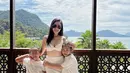 Bersama kedua anaknya, perempuan kelahiran 22 Oktober 1991 ini tampil serba putih dengan atasan model bralette dan slit skirtnya. (@poppycapella_)