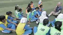 Anak-anak mendengarkan arahan mendapatkan pelatihan sepak bola dari Liverpool di Lapangan Sepak Bola Pertamina, Jakarta, Jumat (9/3/2018). Kegiatan ini dalam rangka LFC World Jakarta. (Bola.com/Vitalis Yogi Trisna)