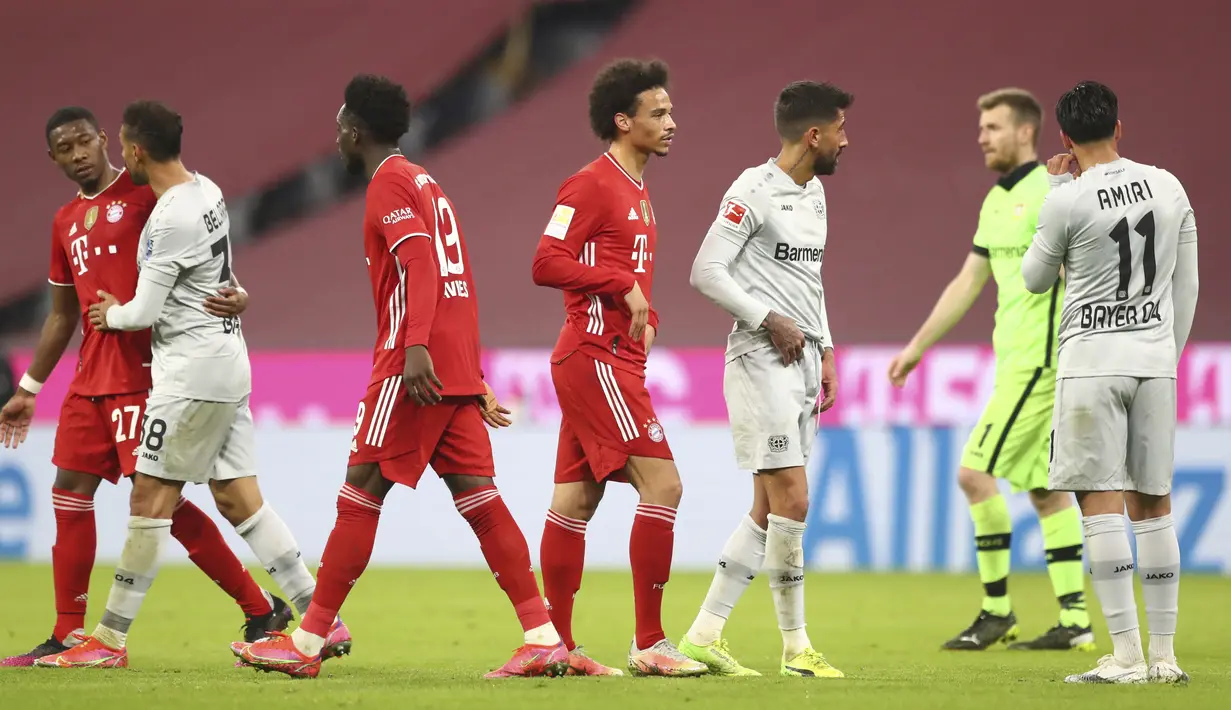 Pemain Bayern Munchen Leroy Sane (tengah) berjalan keluar lapangan setelah laga melawan Bayer Leverkusen pada pertandingan Bundesliga di Stadion Allianz Arena, Munich, Jerman, Selasa (20/4/2021). Bayern Munchen menang 2-0. (AP Photo/Matthias Schrader, Pool)