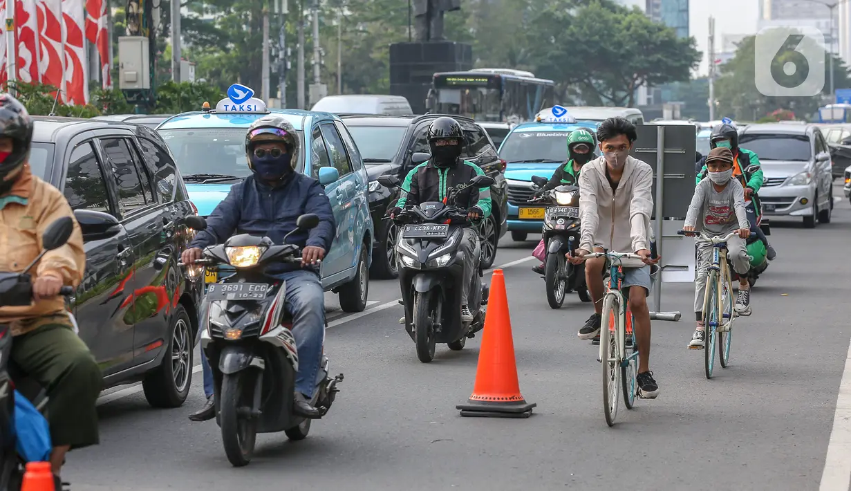 Warga bersepeda setelah jam kerja di jalur khusus sepeda kawasan Jalan Sudirman, Jakarta, Selasa (14/7/2020). Dishub DKI Jakarta juga akan meniadakan jalur sepeda setiap Minggu di kawasan menyusul ramainya para pesepeda di kawasan tersebut mulai Minggu (19/7). (Liputan6.com/Fery Pradolo)