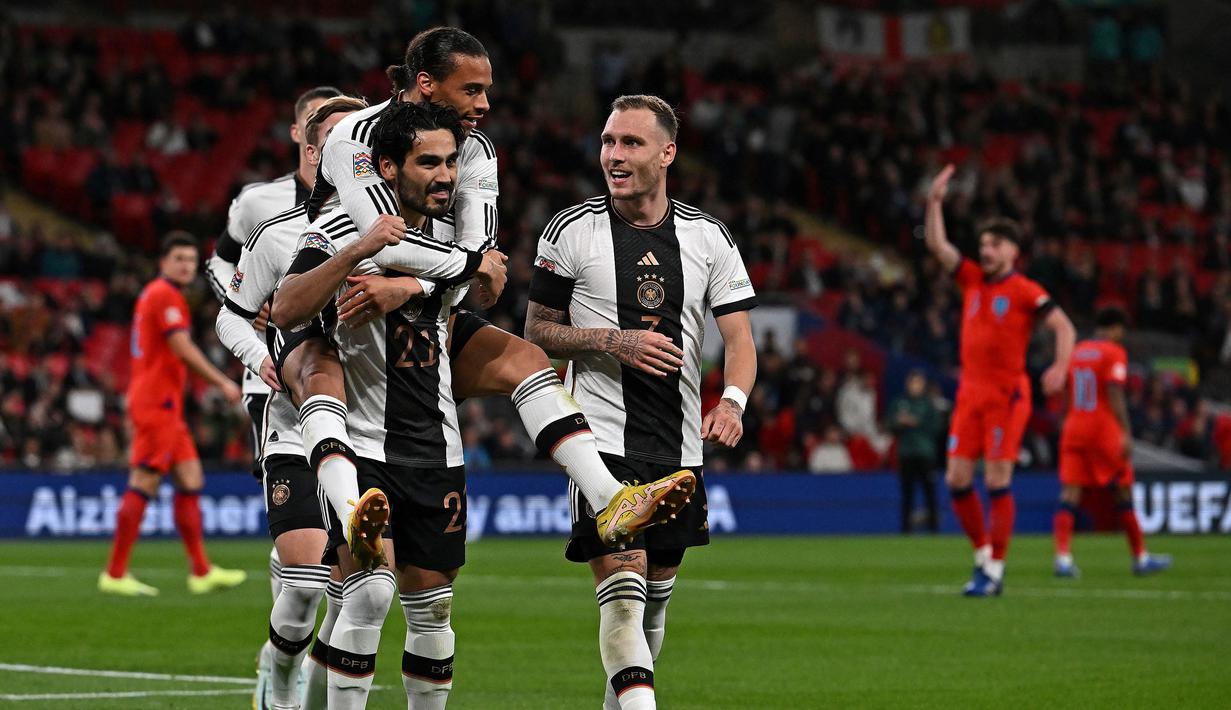 <p>Jersey Timnas Jerman didominasi dengan warna putih. Padahal, warna bendera mereka berwarna hitam-merah-kuning. Putih dekathui berarasal dari warna nasional Prussia yaitu putih dan hitam disertai logo elang bermahkota. Asosiasi Sepak Bola Jerman (DFB) juga lahir pada era Prussia (1908) sehingga secara historis sudah mengenakan jersey putih-hitam sebelum Republik Federasi Jerman berdiri pada 1945. (AFP/Ben Stansall)</p>