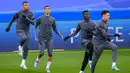 Pemain Paris Saint-Germain Kylian Mbappe (kiri) saat sesi latihan bersama rekan satu timnya di Stadion Bernabeu, Madrid, Spanyol, 8 Maret 2022. Paris Saint-Germain akan menghadapi Real Madrid pada pertandingan sepak bola Liga Champions. (AP Photo/Manu Fernandez)