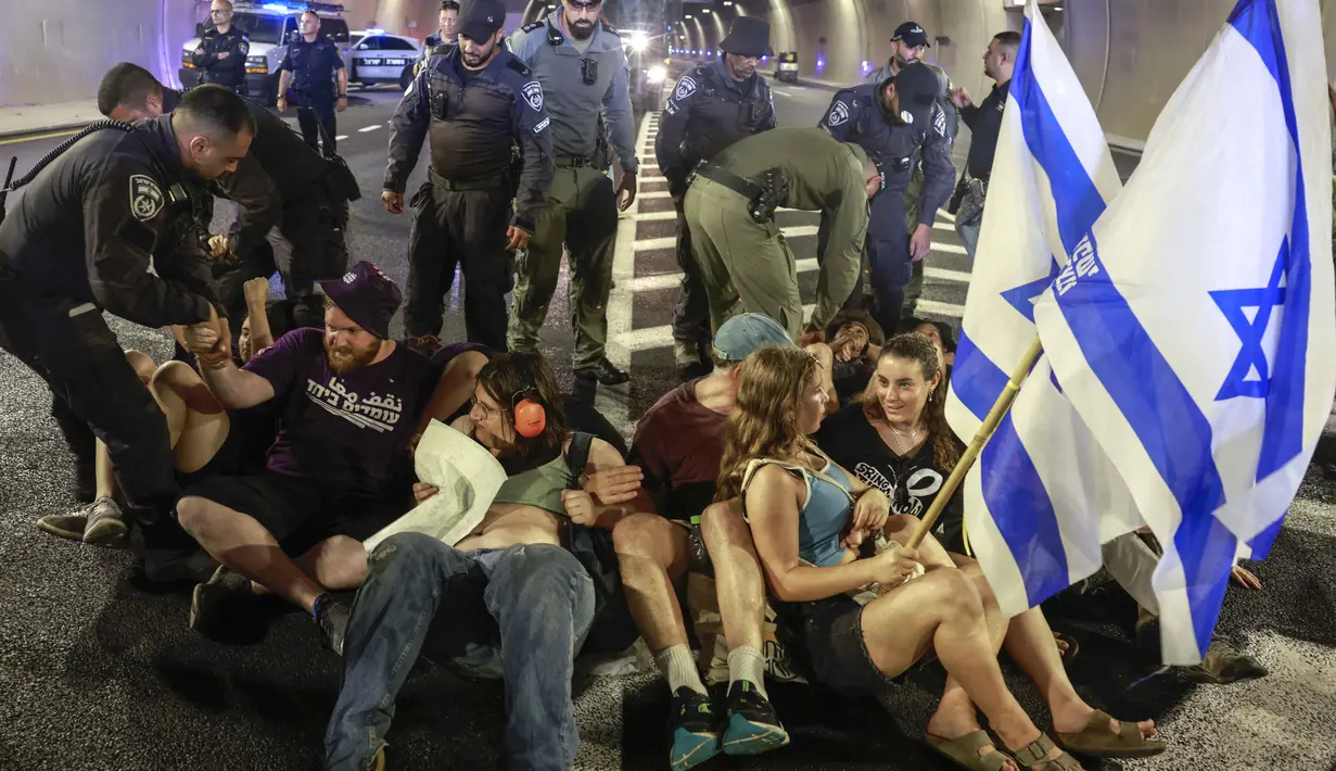 Keluarga dan pendukung warga Israel yang disandera oleh militan Hamas di Gaza sejak perang memanas pada 7 Oktober 2023, melakukan aksi unjuk rasa untuk mendesak tercapainya kesepakatan pembebasan sandera yang masih ditahan. (Menahem Kahana/AFP)