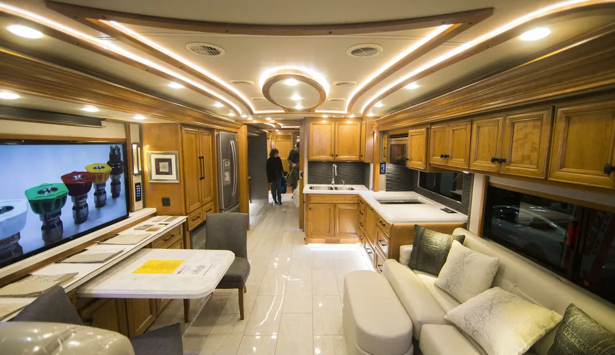 Pengunjung melihat interior trailer wisata Airstream dalam Pameran Kamping dan Kendaraan Rekreasi Musim Semi Toronto 2020 di Toronto, Kanada (27/2/2020). Sebagai salah satu yang terbesar di Kanada, pameran tahunan yang berlangsung selama empat hari itu dimulai pada Kamis (27/2). (Xinhua/Zou Zheng)