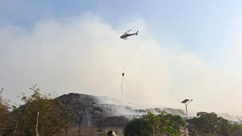 Badan Nasional Penanggulangan Bencana mulai (BNPB) menerjunkan Helikopter Waterbombing untuk menangani kebakaran di TPA Rawa Kucing, Kecamatan Neglasari, Kota Tangerang, Senin (23/10/2023).