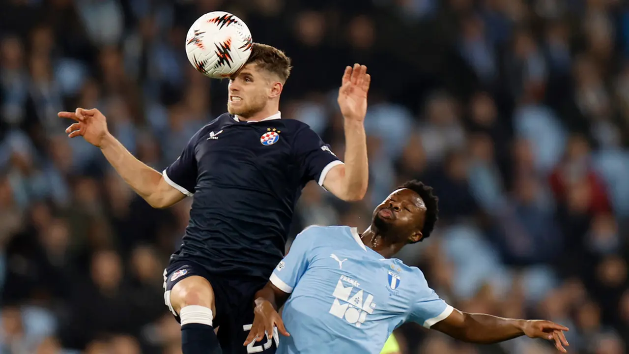 Pemain Dinamo Zagreb, Moris Valincic (kiri), dan pemain Malmo, Emmanuel Ekong