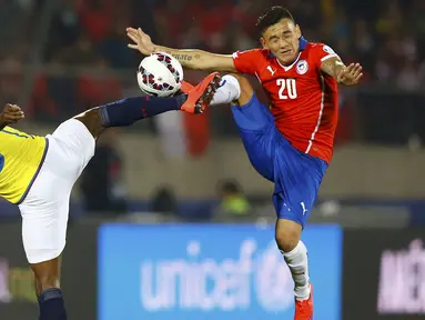 Duel panas terjadi di pertandingan pembukaan Copa America 2015 antara Chile melawan Ekuador di National Stadium, Santiago, Chile, (11/6/2015). Chile menang 2-0 atas Ekuador. (REUTERS/Ivan Alvarado)