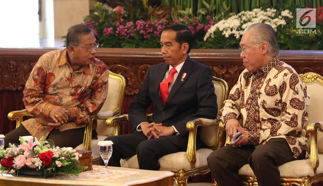 Presiden Joko Widodo berbincang dengan Menteri Perekoniman, Darmin Nastion dan Mendag Enggartiasto Lukita saat rapat kerja Kementerian Perdagangan (Kemendag) 2018 di Istana Negara, Jakarta, Rabu (31/1). (Liputan6.com/Angga Yuniar)