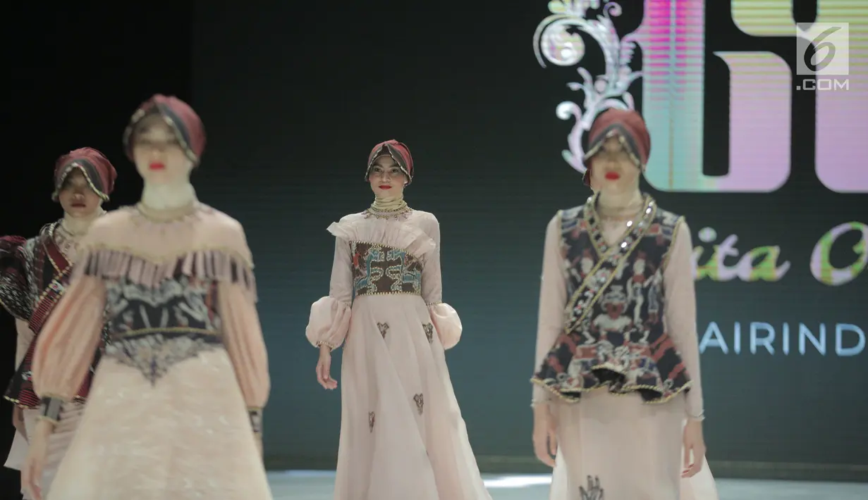 Model mengenakan busana rancangan Gita Orlin pada ajang Indonesia Fashion Week (IFW) 2019 di Jakarta Convention Center, Kamis (28/3). Desian Gita Orlin kali ini terinspirasi dari kecantikan “Tenun Sumba” yang bertajuk “Wairinding". (Liputan6.com/Faizal Fanani)