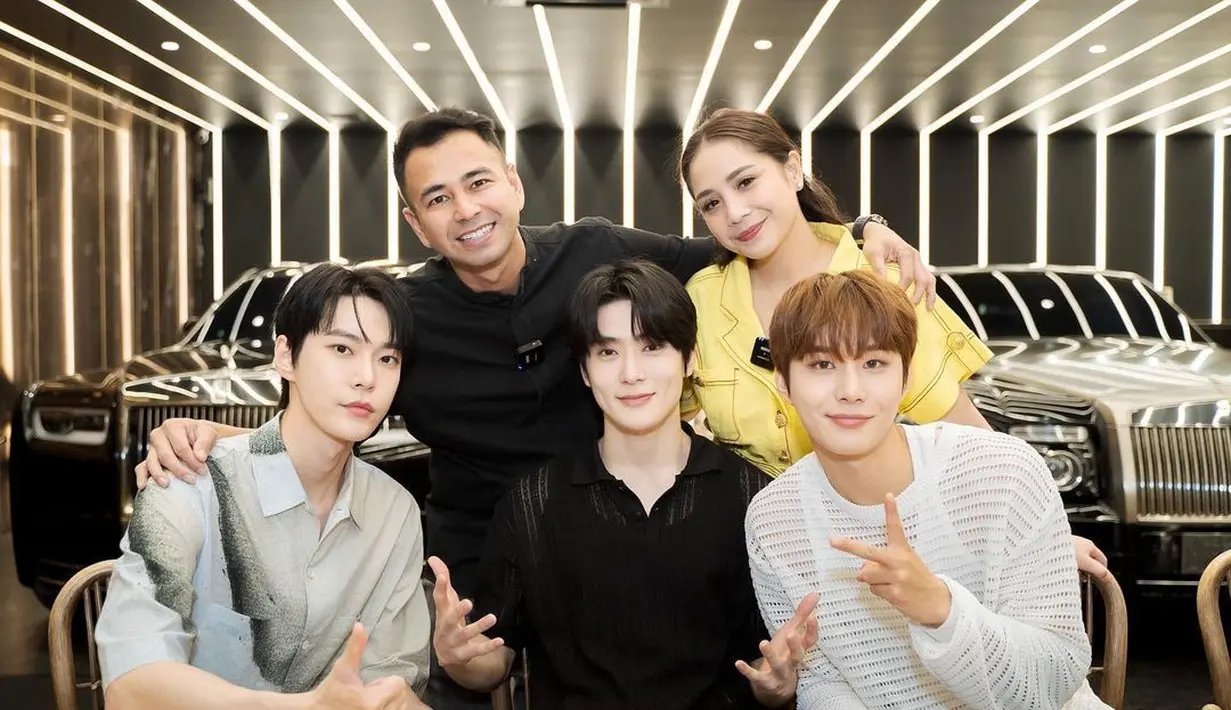 Ya, Doyoung, Jaehyun dan Jungwoo sepakat memanggil Raffi dan Nagita dengan sapaan father dan mother. Nagita sendiri sempat kaget karena tiba-tiba anaknya bertambah tiga. "Jadi anak gue sekarang ada lima laki-laki semua?" kata dia. (Foto: Instagram/ raffinagita1717)