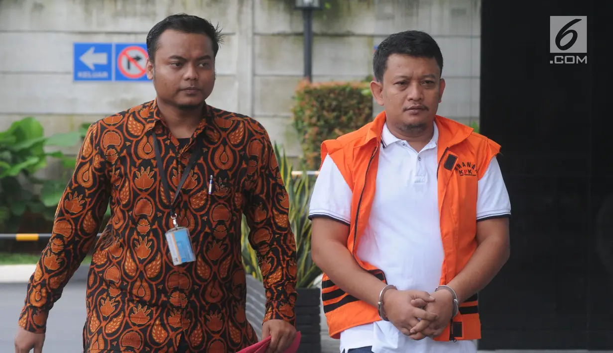Staf Kemenpora Eko Triyanto (kanan) tiba di Gedung KPK, Jakarta, Rabu (23/1). Eko diperiksa untuk pengembangan suap terkait dana hibah dari Kemenpora ke KONI sebesar Rp 17 miliar. (Merdeka.com/Dwi Narwoko)