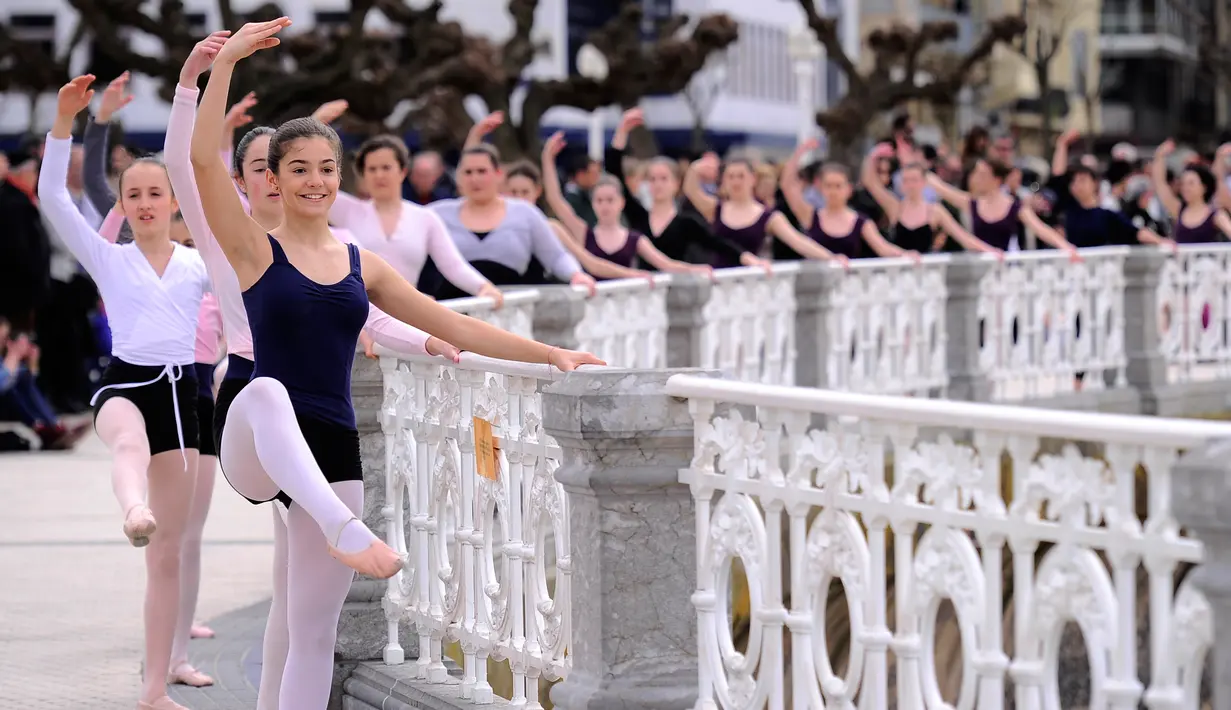 Sejumlah wanita menari saat mengikuti pameran tarian klasik dalam perayaan Month of The Dance di Basque, Spanyol (26/3). (AFP/Ander Gillenea)