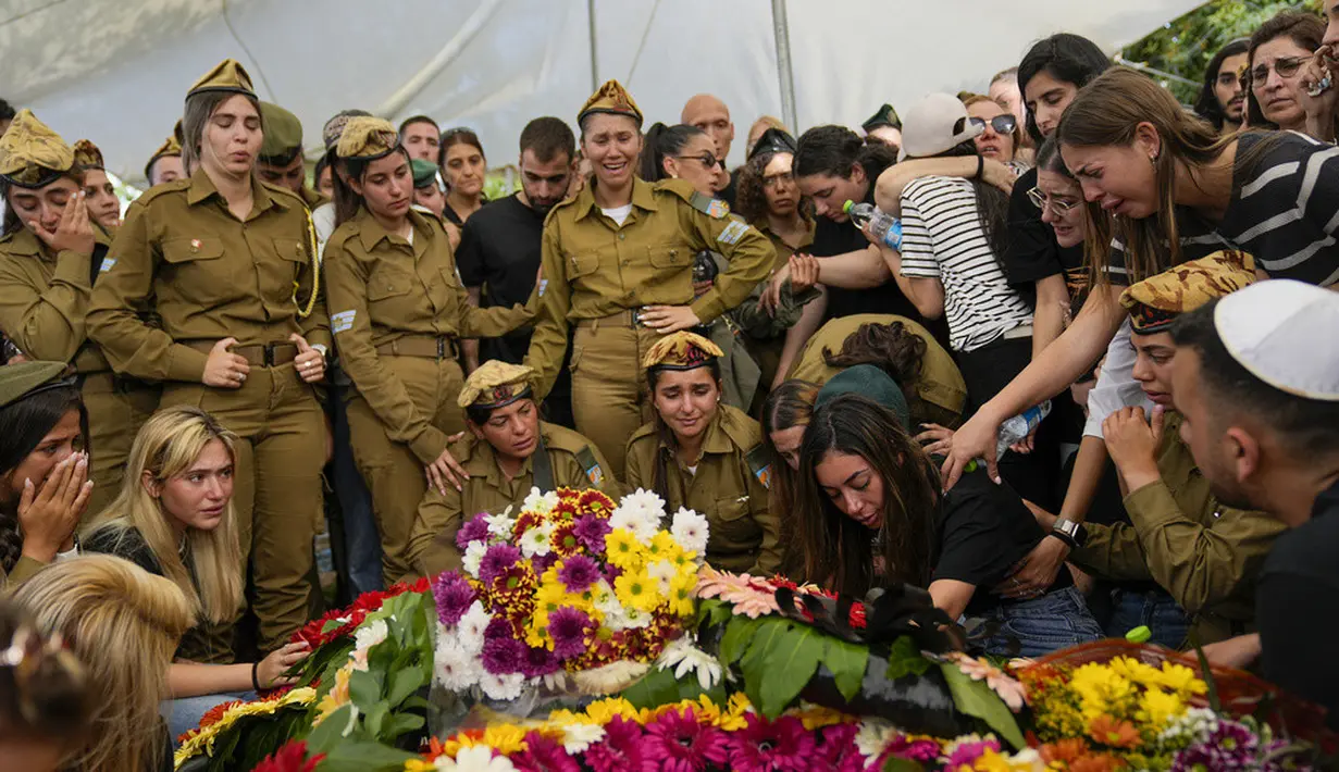 <p>Selain itu, air mata juga tampak menetes dari rekan-rekan tentara lainnya yang hadir di pemakaman. (AP Photo/Ohad Zwigenberg)</p>