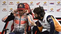 Pebalap Repsol Honda, Marc Marquez (kiri), sedang menyimak komentar kepala krunya, Santi Hernandez, pada sesi latihan bebas MotoGP Jepang di Twin Ring Motegi, 13 Oktober 2017. (Motorsport)