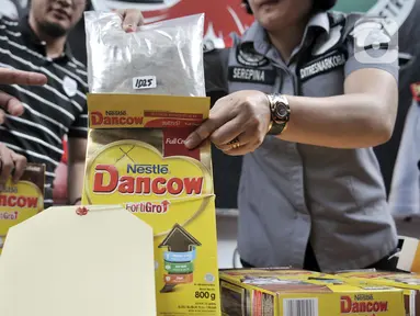 Petugas menunjukkan barang bukti heroin di Mapolda Metro Jaya, Jakarta, Kamis (12/12/2019). Subdit I Ditresnarkoba Polda Metro Jaya mengungkap jaringan narkoba jenis heroin yang melibatkan WN Pakistan berinisial SH, diduga merupakan bandar. (merdeka.com/Iqbal S. Nugroho)