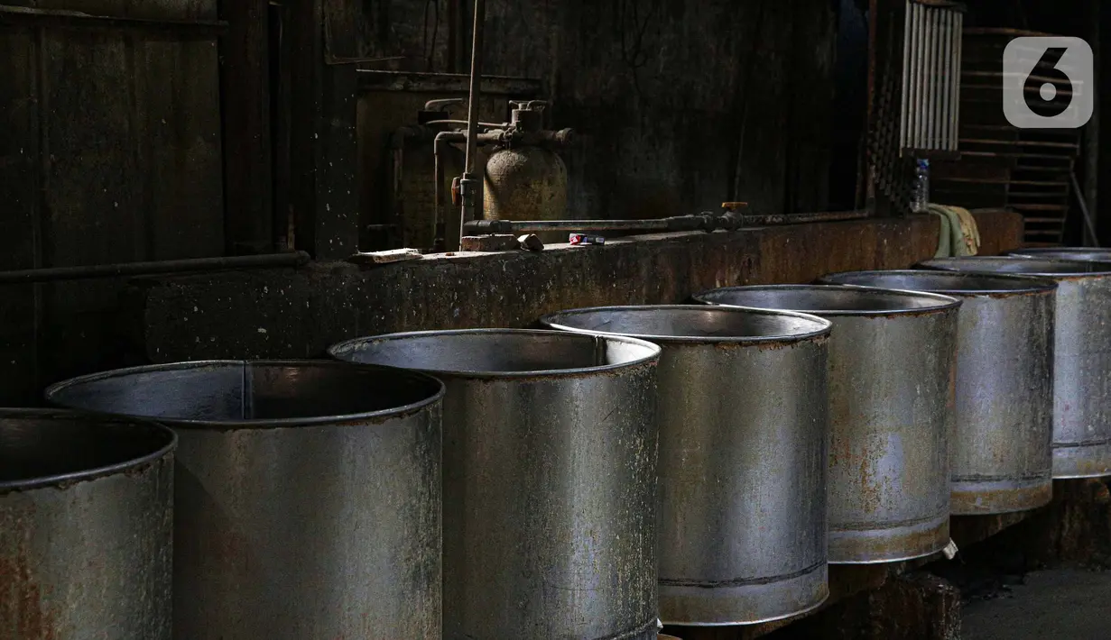 Suasana sepi tempat produksi tahu ketika melakukan mogok produksi di pabrik tahu di Jakarta, Senin (21/2/2022). Sejumlah pekerja pembuat tempe dan tahu di Jabodetabek melakukan aksi mogok produksi pada Senin (21/2) hingga Rabu (23/2). (Liputan6.com/Faizal Fanani)