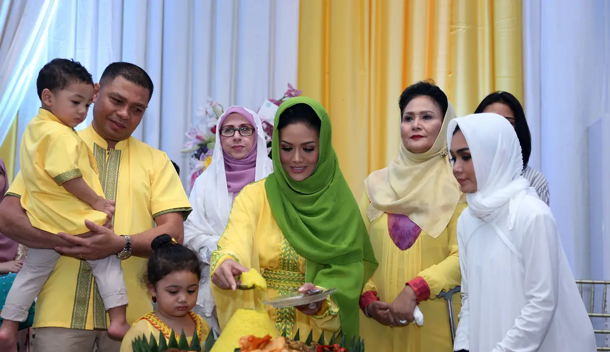 Potong tumpeng dulu donk agar acara semakin semarak.