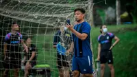 Agenda Unik Bintang RANS Cilegon FC Sebelum Hadapi Arema: Gonzales Cukur di Bawah Pohon, Hamka Bagi-bagi Sepatu