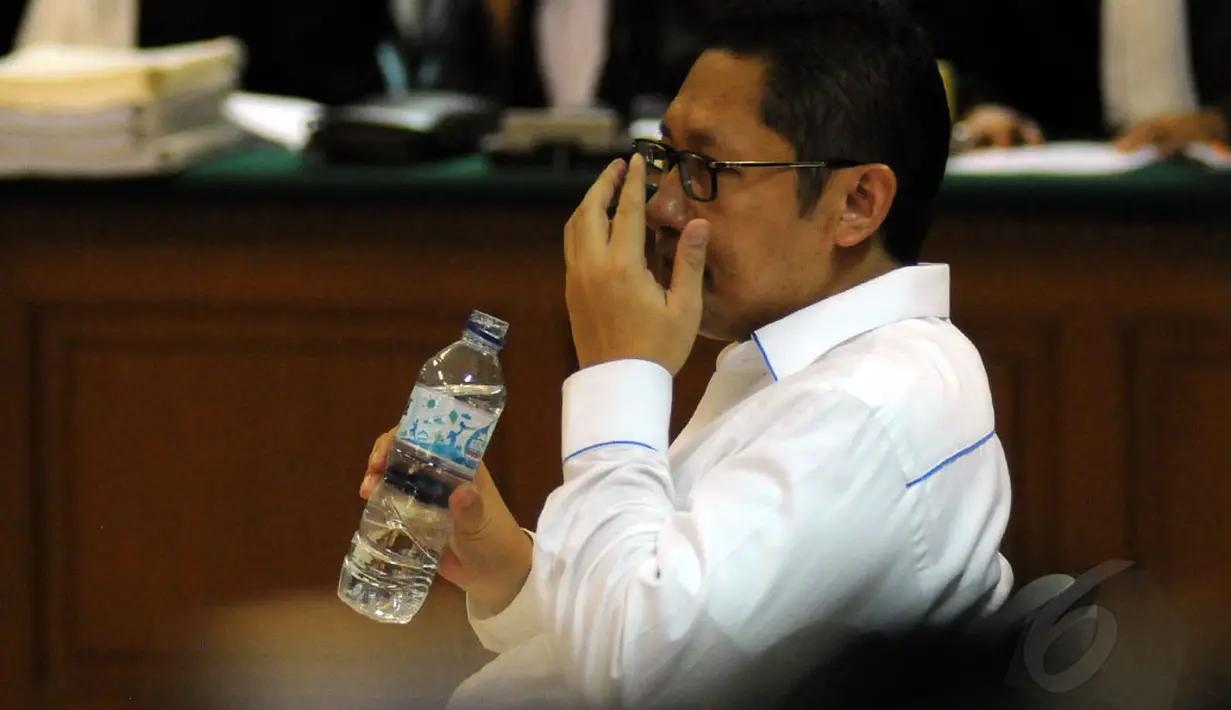 Dalam sidang lanjutan dengan agenda pembacaan nota pembelaan di Pengadilan Tipikor Jakarta, (18/9/2014), terdakwa kasus dugaan korupsi proyek Hambalang, Anas Urbaningrum, dua kali meminta waktu istirahat untuk minum. (Liputan6.com/Helmi Fithriansyah)