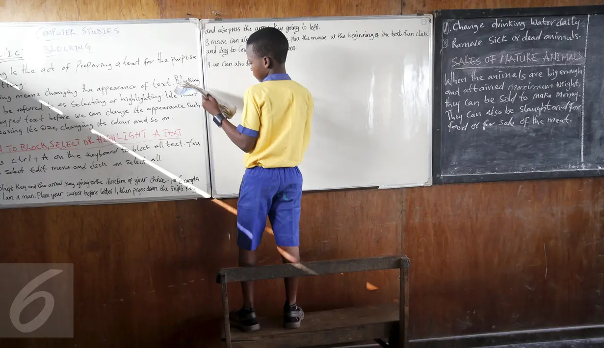 Seorang siswa sedang belajar di sekolah terapung, Lagos Lagoon, Nigeria (29/2/2016). Tujuan dibangunnya sekolah terapung ini adalah untuk memberikan kesempatan kepada anak-anak miskin Nigeria. (Reuters/Akintunde Akinleye) 