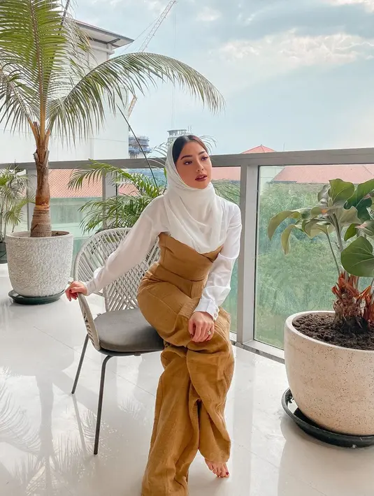 "Jadi, akhirnya aku mencari guru. Aku bilang sama guru aku kalau aku pengin banget menjadi anak yang salihah gitu," ungkap Nikita Willy. (Instagram/nikitawillyofficial)