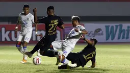 Striker Arema FC, Kushedya Hari Yudo (kedua dari kanan) dihadang bek PSIS Semarang, M Rio Saputro yang menghasilkan pinalti bagi Arema FC dalam laga matchday ke-3 Grup A Piala Menpora 2021 di Stadion Manahan, Solo, Selasa (30/3/2021). Arema FC kalah 2-3 dari PSIS. (Bola.com/Ikhwan Yanuar)