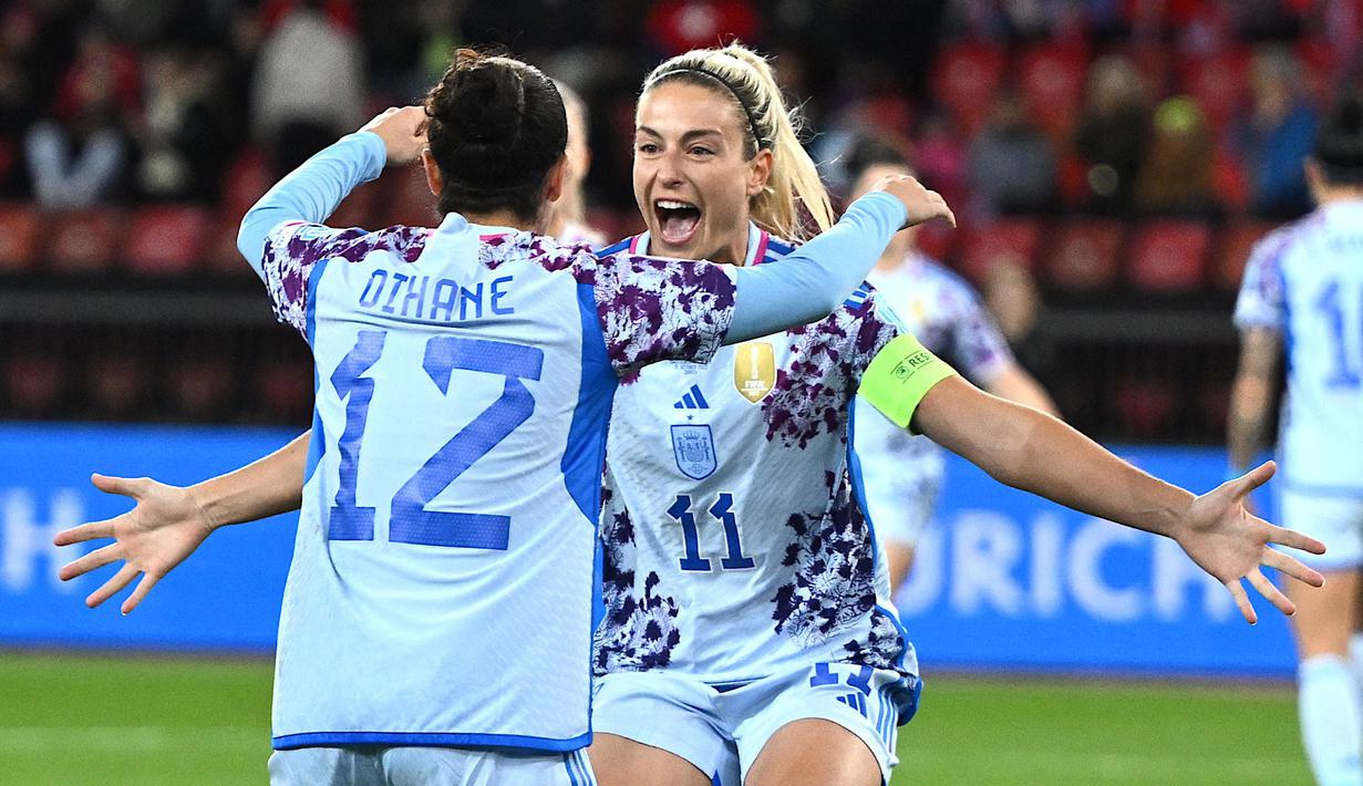 Pemain Timnas Wanita Spanyol, Oihane Hernandez melakukan selebrasi setelah mencetak gol pertama timnya ke gawang Swiss pada laga Grup D UEFA Nations League 2023/2024 di The Letzigrund Stadium, Zurich, Swiss pada 31 Oktober 2023 waktu setempat. Laga dimenangkan oleh Spanyol dengan skor 7-1. (AFP/Sebastien Bozon)