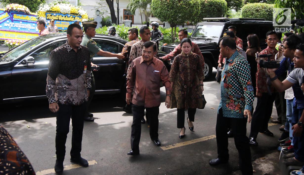 Wakil Presiden Jusuf Kalla atau JK didampingi Menko Bidang Pembangunan Manusia dan Kebudayaan Puan Maharani tiba di rumah Probosutedjo, Jakarta, Senin (26/3). Adik mantan presiden Soeharto itu meninggal dunia pagi tadi. (Liputan6.com/Arya Manggala)