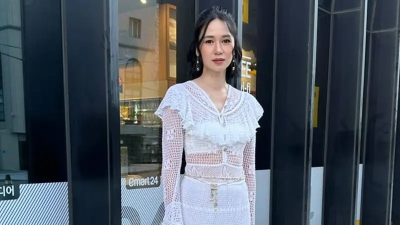 Tampil Menawan, Ini Potret Laura Basuki dalam Busan International Film Festival 2023